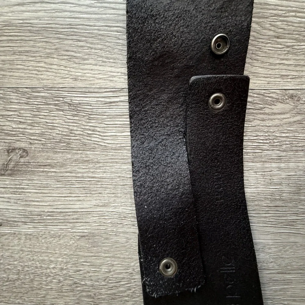 Linea Pelle Black Leather Belt Wide Waist Western Embossed Medallion statement‎